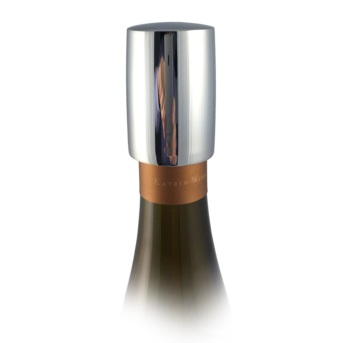 VAGNBYS sommelier wine stopper closing an open bottle of wine